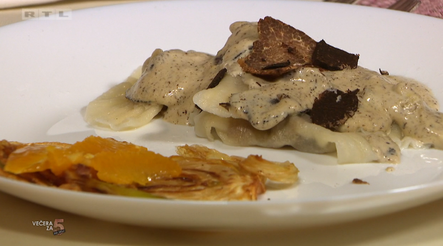 Vegetarijanac Duje oduševio jelima i šalama, a pjesmom je do suza ganuo gošće večere