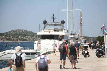 Šibenik: Po najve?oj temperaturi turisti razgledavaju ljepote grada