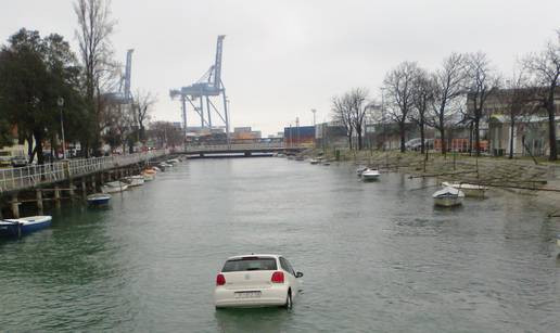 Automobil se sam "odvezao" do Rječine, izvukli ga ronioci