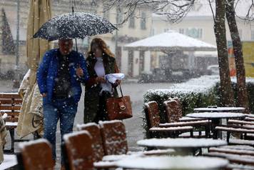 Karlovac: U jutarnjim satima počeo padati gusti snijeg