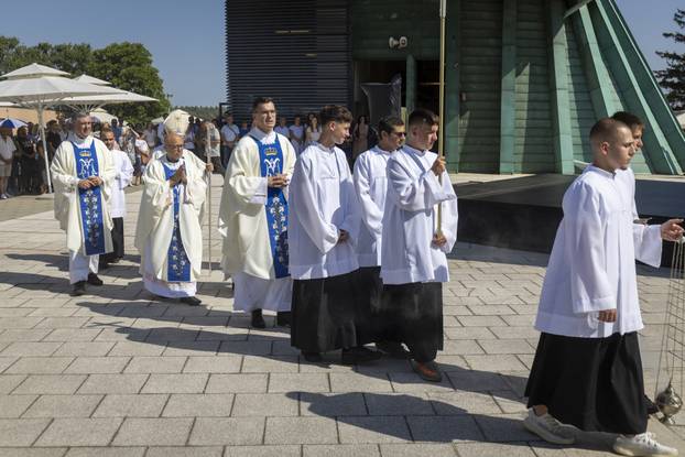 Misno slavlje u svetištu Gospe od Utočišta u Aljmašu na blagdan Velike Gospe