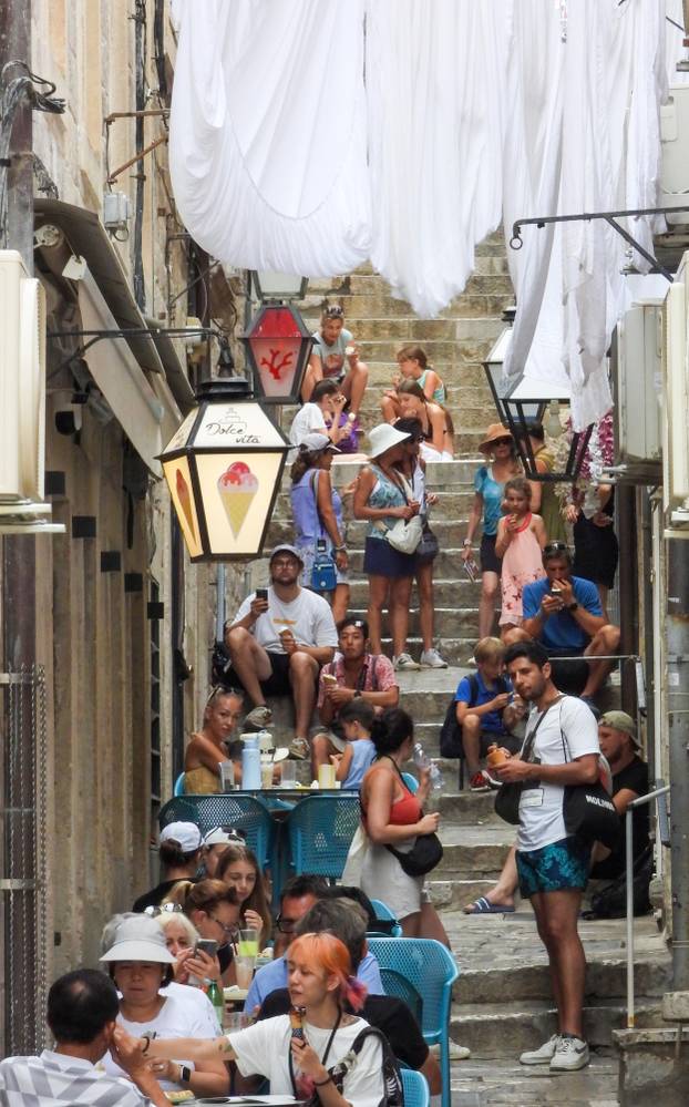 Dubrovnik ljeti, tisuće posjetitelja, ali i bogata ponuda za svakoga