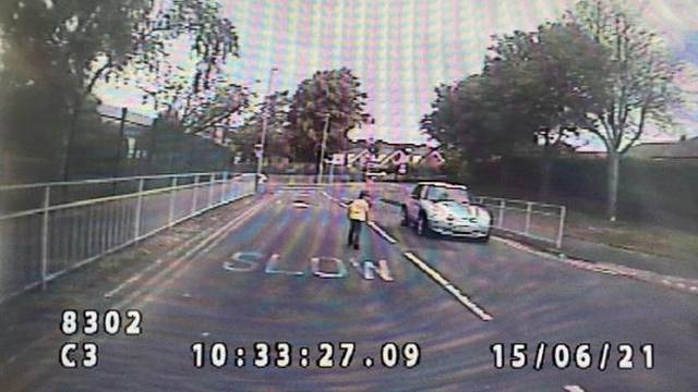 Prestravljena majka na kameri gledala kako joj autistični sin trčkara po prometnoj cesti