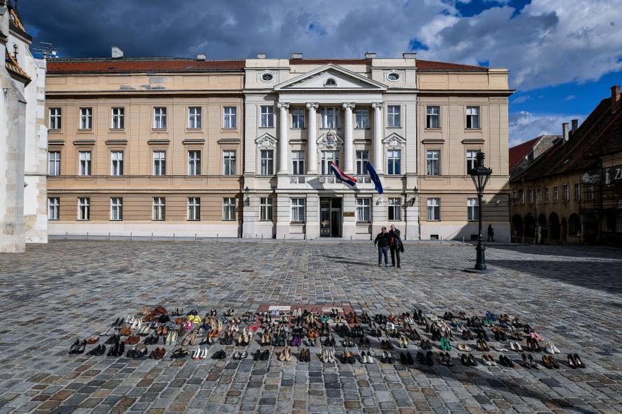 156 pari cipela, 156 ubijenih žena. Je li vam sada jasnije?