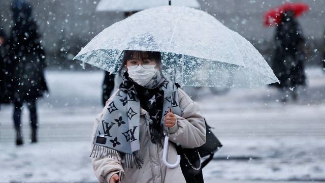 Zbog obilnog snijega u Japanu otkazali 100 letova, poremetio se cestovni i željeznički promet