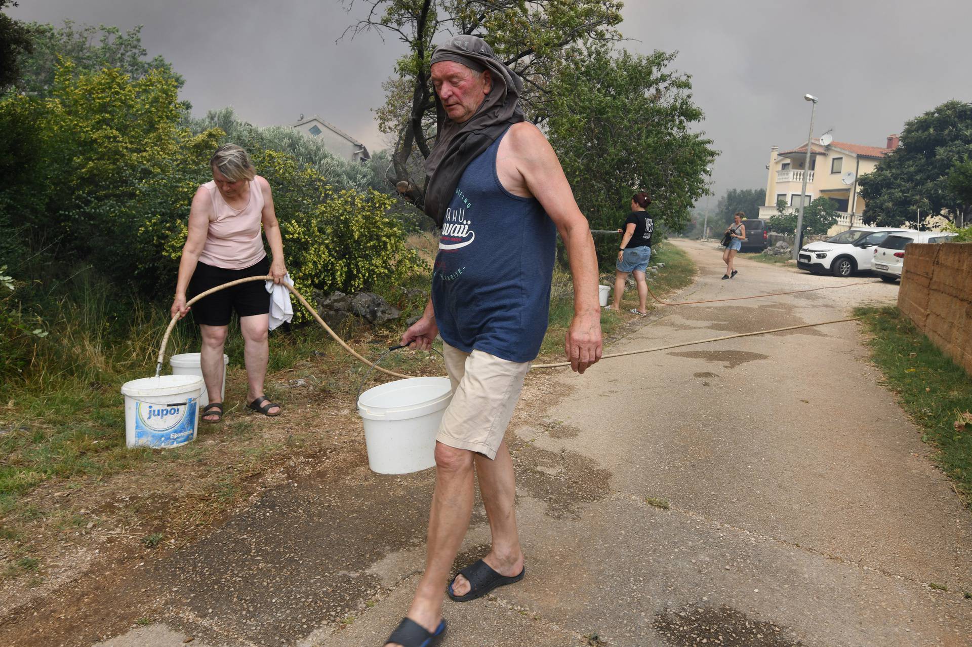 Jak vjetar otežava gašenje požara koji je planuo kod Grebaštice, kanaderi i air tractori u akciji, evakuiraju se kuće