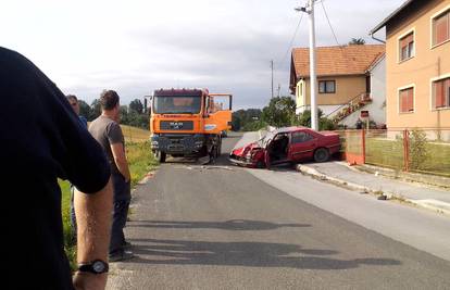 Izgubio kontrolu u zavoju i Peugeotom se zabio u kamion