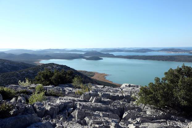Pogled s vidikovca Kamenjak na Vransko jezero i otoke nacionalnog parka Kornati