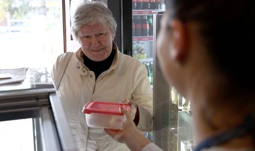 Jagode i &ccaron;okolada: Tko donese svoju kutiju za kola&ccaron;e - popust!