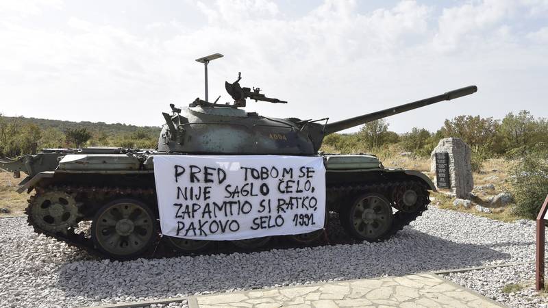 VIDEO Poruka Ratku Mladiću na tenku u Pakovu Selu: 'Pred tobom se nije saglo čelo...'