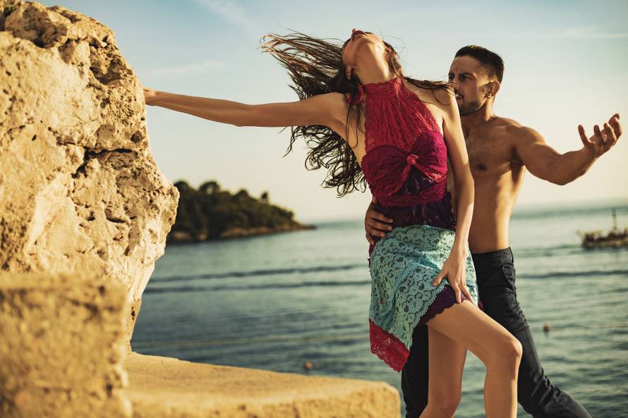 Najnovija kolekcija dizajnerice Jasmine Arnautović snimljena je pred zalazak sunca u Rovinju