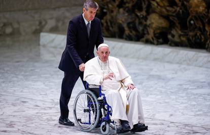 Zbog bolova u koljenu Papa prvi put u javnosti u kolicima