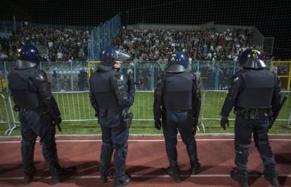 Hajduk ispao od drugoligaša, Torcida kamenovala policiju!
