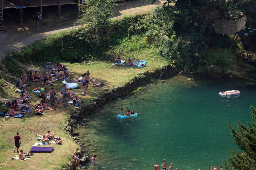Gole grudi i psihodelija: Počeo Momento Demento na Mrežnici