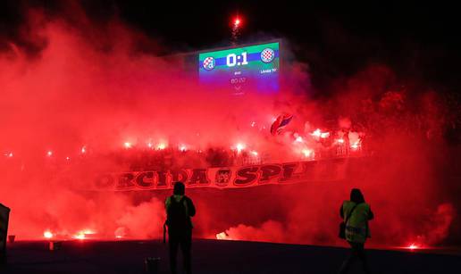 FOTO Torcida bakljama zasula teren Maksimira, letjele i do centra!? Evo što su im zaplijenili