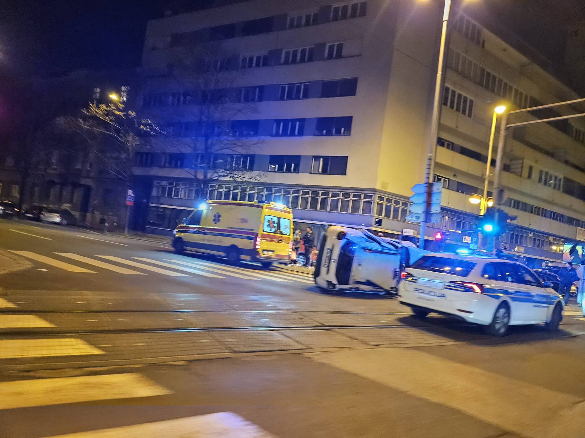 VIDEO Krš i lom u Zagrebu.  Auto završio na boku nakon nesreće. Policija: Ozlijeđena maloljetnica