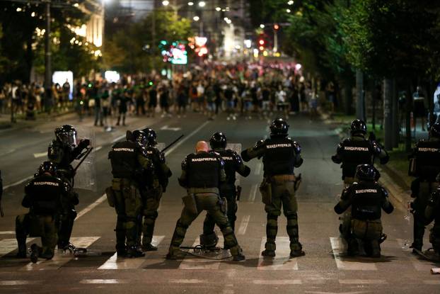 Beograd: Policija rastjerala građane koji su bili okupljeni u Ulici Kneza Miloša, nekoliko građana ozlijeđeno