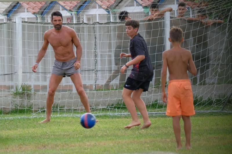 * MINIMUMÃ WEB USAGEÃ FEE * Marina di Massa (MS) Gigi Buffon plays football in the rain with the kids bathroom Bulgarelli MINIMUM PRICE FOR USE WEB 200 Ã¢,Â¬ FOR 10 PHOTOS