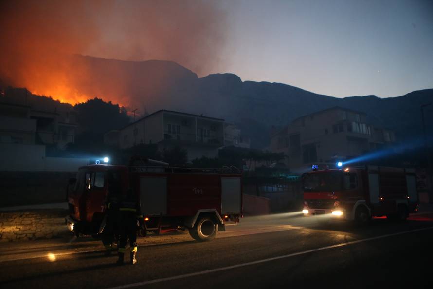 Kanader pomaže u gašenju, u Makarsku stiže i 150 vojnika