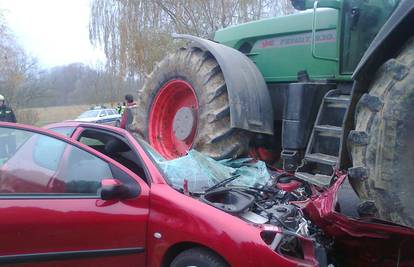 Užas kod Garešnice: Traktor zgnječio auto, žena preživjela