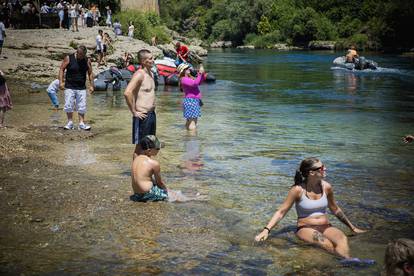 FOTO Brojni turisti rashladili se u Neretvi. U Mostaru i do 42°C