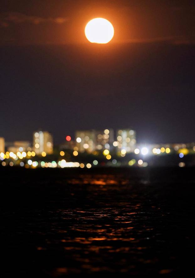 Puni mjesec iznad Splita