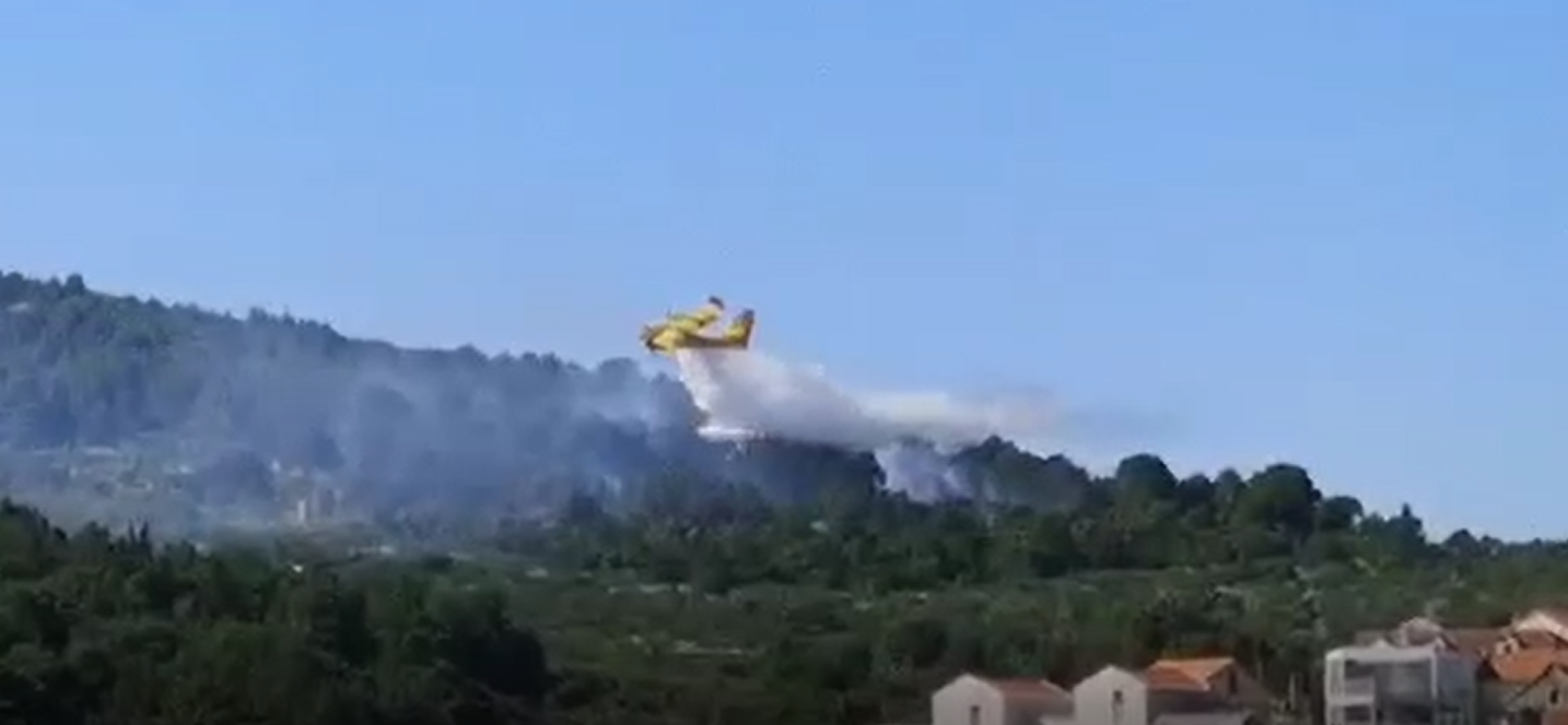 Svi vatrogasci s Brača gase požar u Selcima, bura odmaže