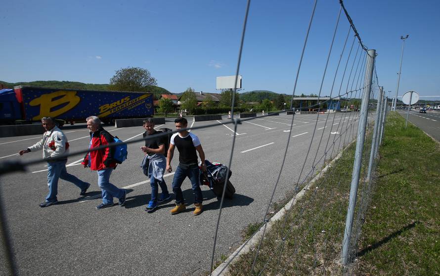 Kaos na Bregani: Ljudi izlaze iz buseva i granicu prelaze pješke