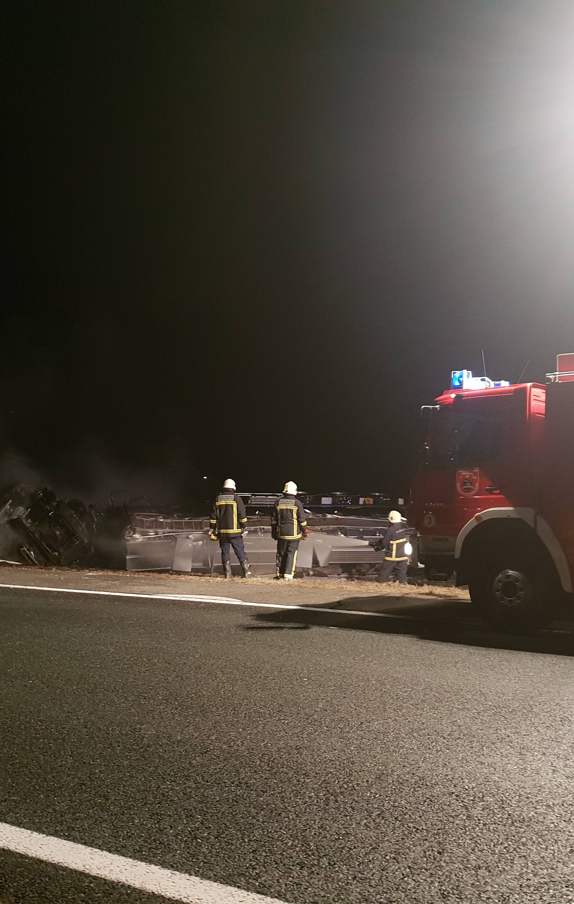 Na autocesti Bregana-Lipovac cisterna se prevrnula i zapalila