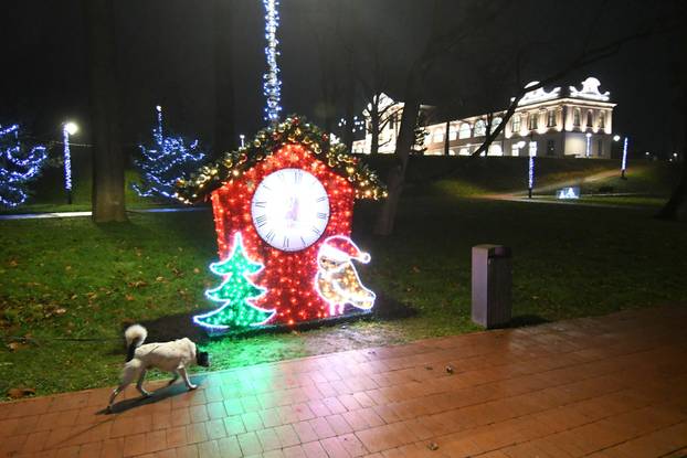 Virovitica: Središte grada sjaji  u blagdanskom ozračju jer traje manifestacija Advent u Virovitici