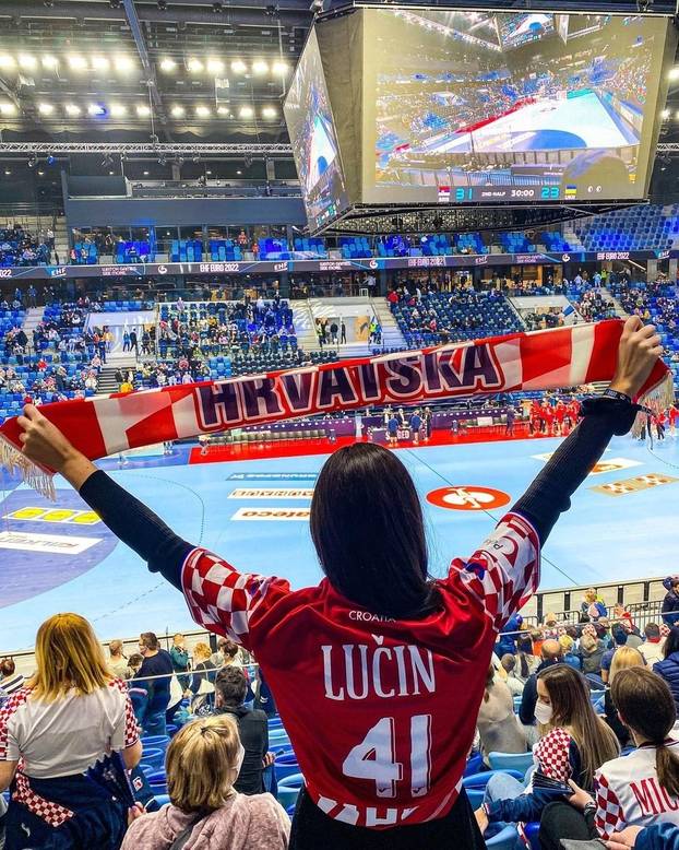 FOTO Bombarderu Tinu zanosna Slavonka najveća je podrška na tribinama: 'Ljubav. Sreća. Sve'