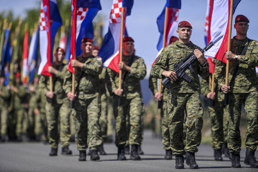 Velika Gorica: Uvježbavanje pješačkih postroja Hrvatske vojske za svečani vojni mimohod