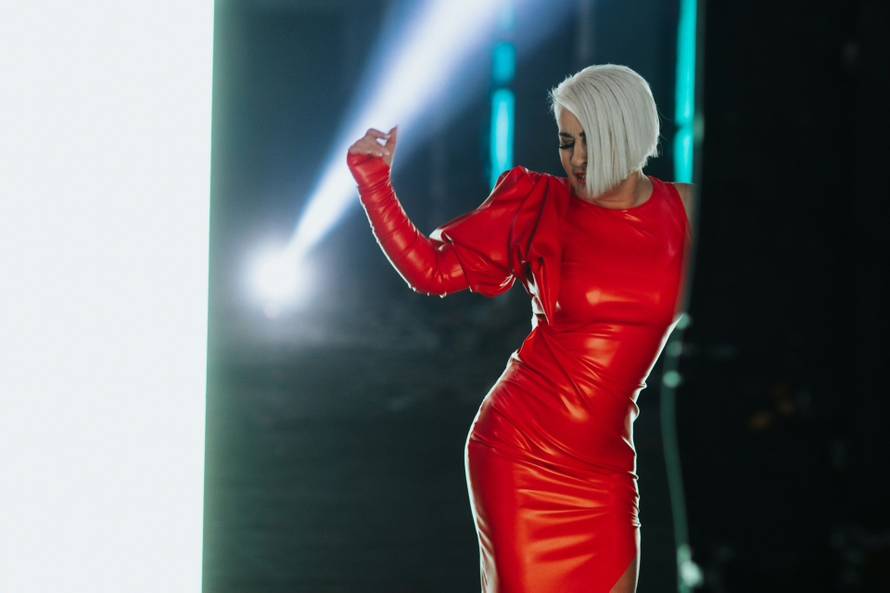 Iako je morala otkazati nastup, Indira je fanovima poklonila novu pjesmu i oduševila ih