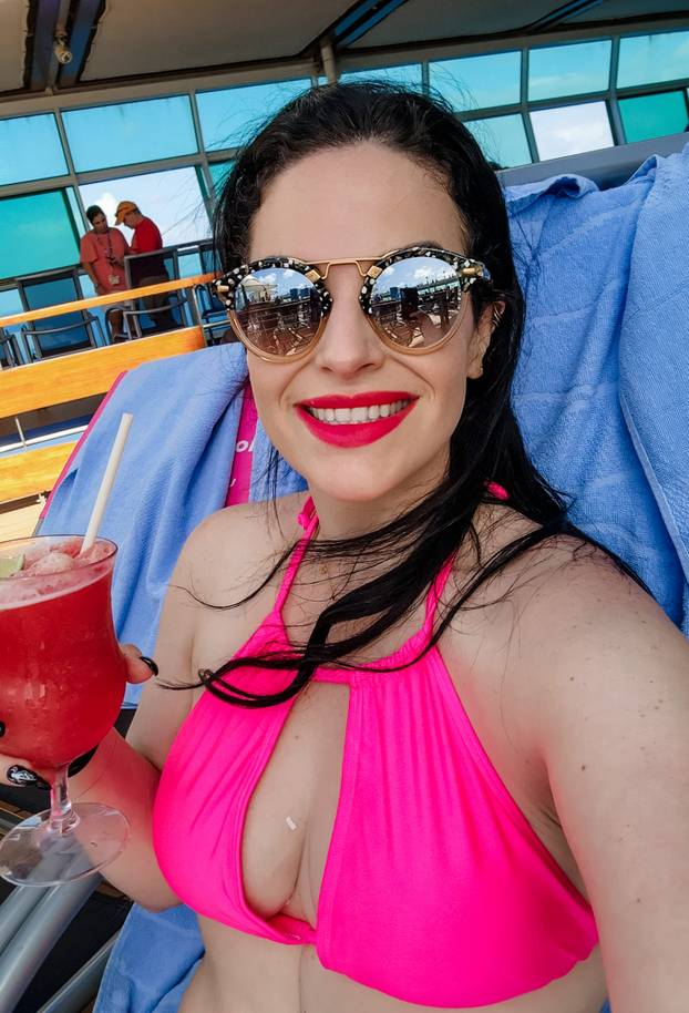 FOTO Ova odvjetnica ima najširi jezik, liže 4 lizalice. Odjednom!