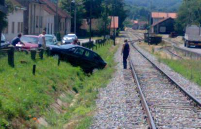 Vozačica autom skliznula u kanal kraj tračnica vlaka