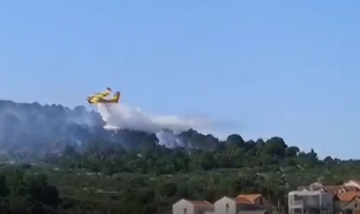 Svi vatrogasci s Brača gase požar u Selcima, bura odmaže