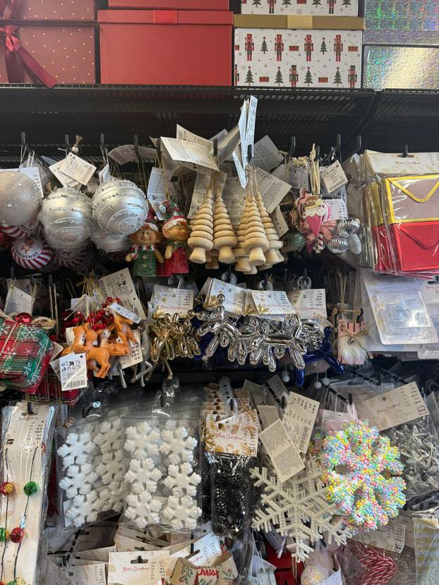 FOTO Trgovci su izvukli božićne ukrase! Pogledajte što se nudi, snježne kugle idu i za 74 eura...