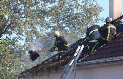 Buknuo požar na kući u Savici, potpuno je izgorjelo krovište 