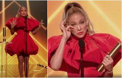 J.Lo primila nagradu ikone pa je optužili da glumi: 'Lažno plače!'