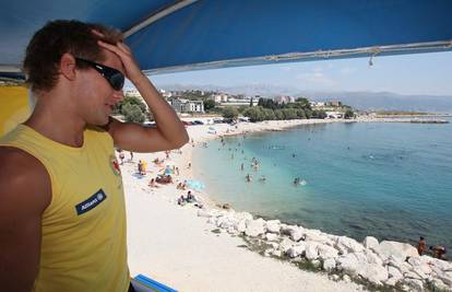 Jato morskih pasa kruži pred plažom Žnjan u Splitu
