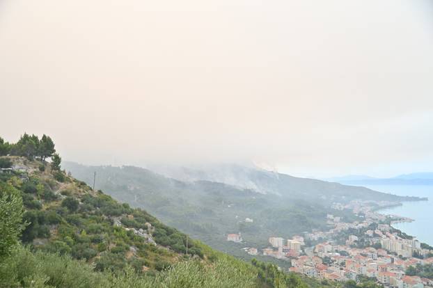 U Tučepima i dalje s Biokova velik dim od požara koji je zahvatio veliko područje