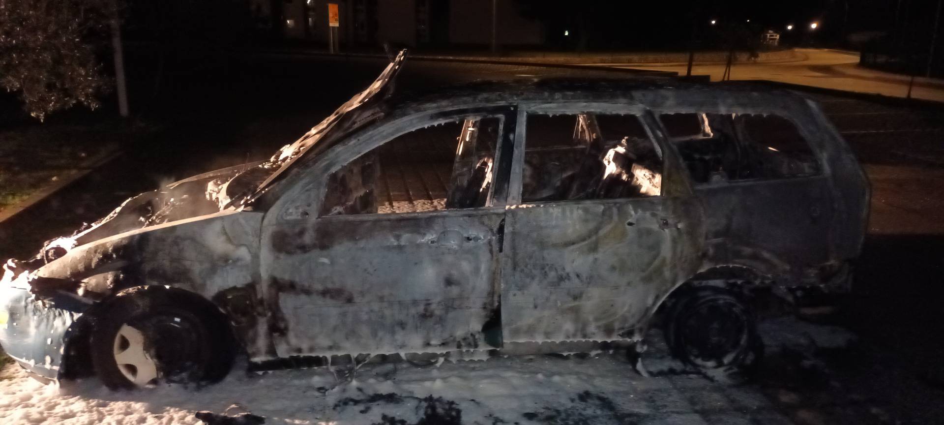 VIDEO Buktinja na Krku! Zapalio se auto: 'Čulo se više eksplozija'