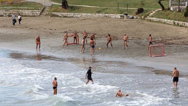 Split: Nakon nevremena na Bačvicama se ponovno  kupa i igra nogomet