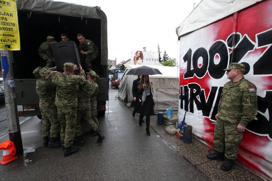 Pomaže im i vojska: Počelo je demontiranje šatora u Savskoj