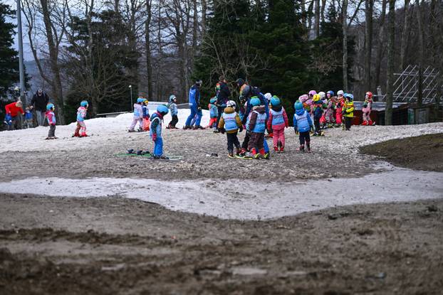 Zagreb: Blato i toplo vrijeme nisu spriječili najmlađe skijaše na Sljemenu