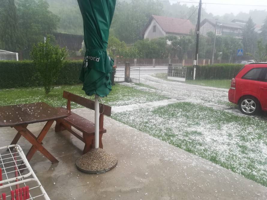 Tuča zasula istočni Zagreb: 'Sve je odzvanjalo po autima'