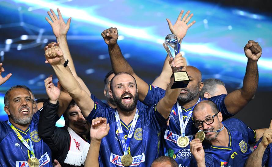 Iskrene emocije preplavile su omišku dvoranu. Drago Vuković podijelio je medalje i pehare...