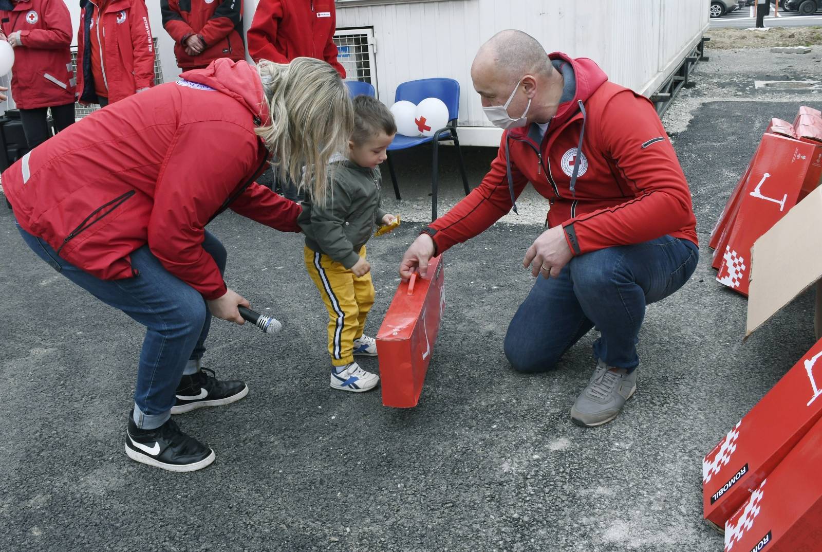 Petrinja: Crveni križ podijelio poklone djeci smještenoj u kontejnerskom naselju