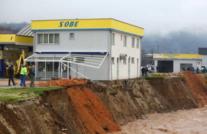 FOTO Poplava u BiH: Unatoč odronu koji prijeti benzinskoj postaji oni još uvijek rade