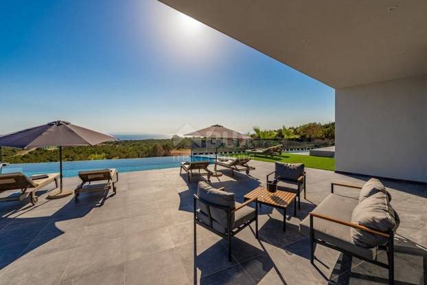 Pogodite koliko košta: Dvojna vila u blizini Novalje ima bazene, roštilj i teniski teren...